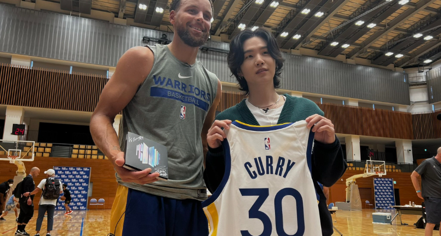 2大巨星碰面！NBA勇士柯瑞練完球「獻上濕潤擁抱」告白BTS Suga：我全家都是你的狂粉